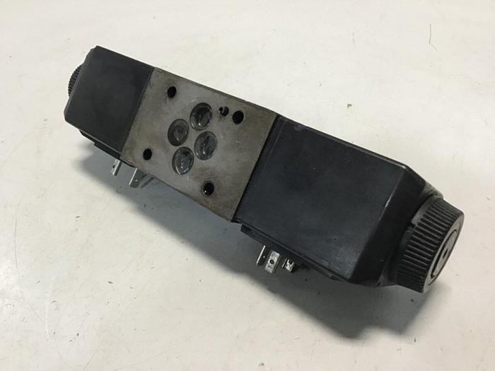 Used VICKERS Valve DG4V-3S-33C-M-U-H5-60 #130554