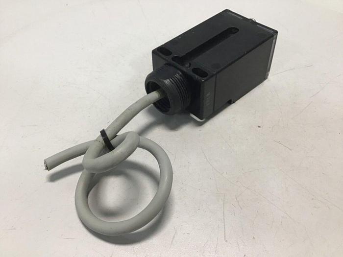Used OMRON Photoelectric Switch E3JU-D1M4T-3 #112733