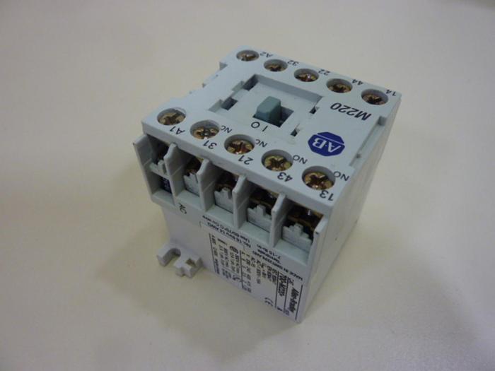 Used ALLEN BRADLEY Contactor 700-M220 SER A #55526