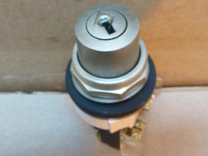 Used ALLEN BRADLEY Selector Switch 800T-H3303 SER T #29342