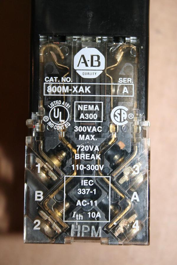 Used ALLEN BRADLEY Selector Switch 800MR-16HX2BS GREEN Used