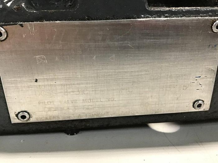 Used VICKERS Solenoid Directional Valve DG4V-3-6C-M-U-HL7-60-B13 Used