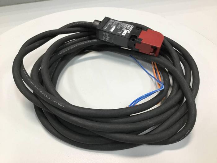 Used OMRON Door Switch D4GS-N1R-5 #99183