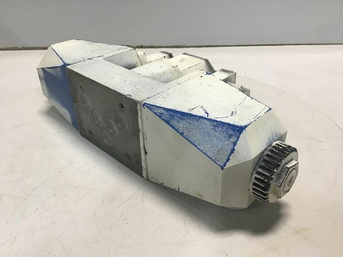 Used VICKERS Directional Control Valve DG4V-5-2C-M-P7L-H-6-30 Used