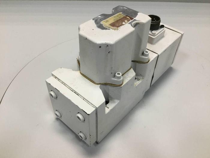 Used MOOG Servo Valve J661-172A Used