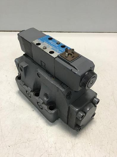 Used VICKERS Solenoid Directional Valve DG4V-3-6C-M-U-HL7-60-B13 Used