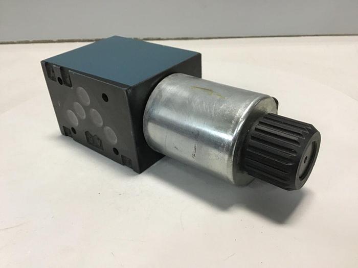 Used BOSCH Hydraulic Valve 0 810 001 825 Used