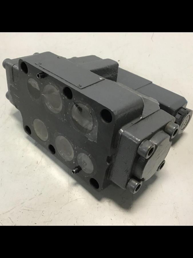 Used VICKERS Solenoid Directional Valve DG4V-3-6C-M-U-HL7-60-B13 USED