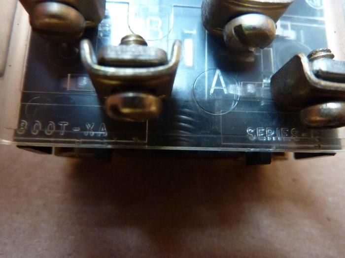 Used ALLEN BRADLEY Selector Switch 800T-H2 SER F #38213