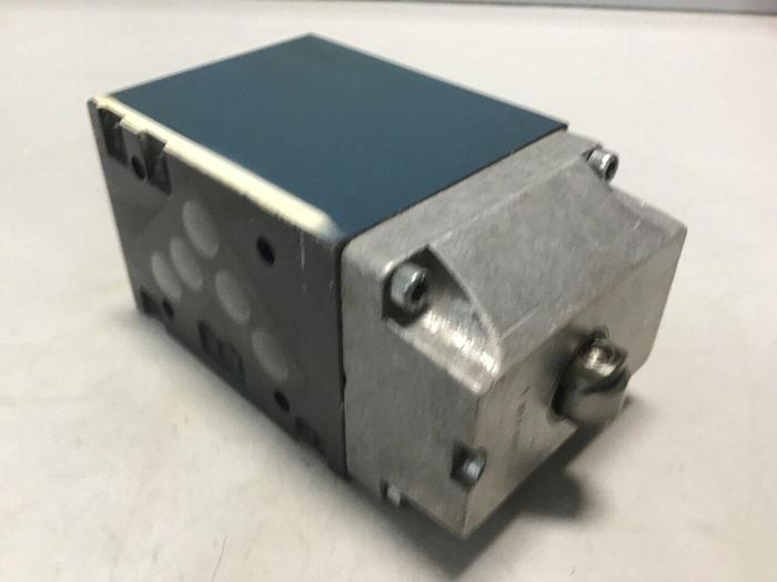Used BOSCH Directional Control Valve 0 810 001 879 Used