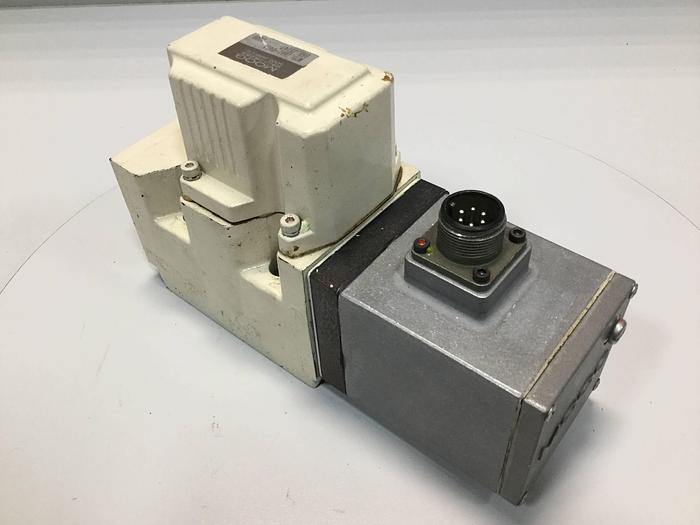 Used MOOG Servo Valve J661-040A Used