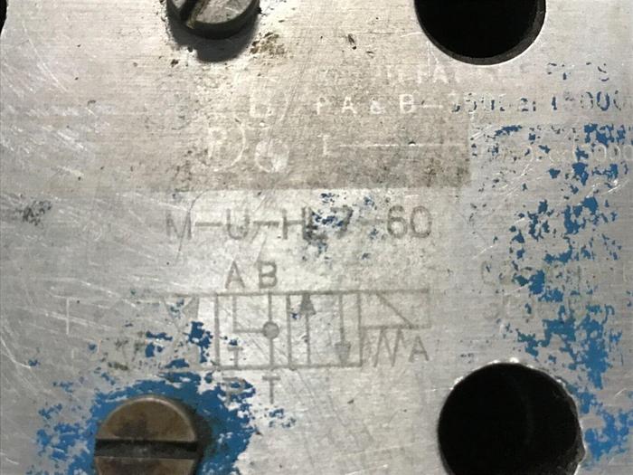 Used VICKERS Directional Valve DG4V-3-6C-M-U-HL7-60 Used