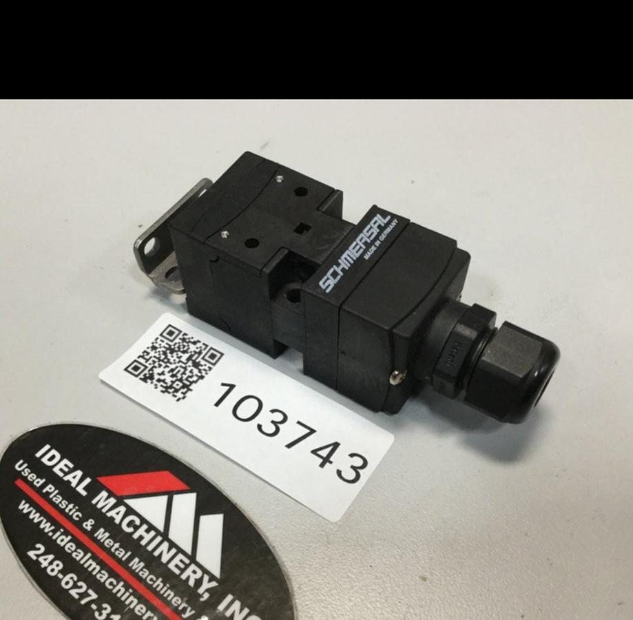 Used SCHMERSAL Safety Interlock Switch AZ 17-11ZK USED