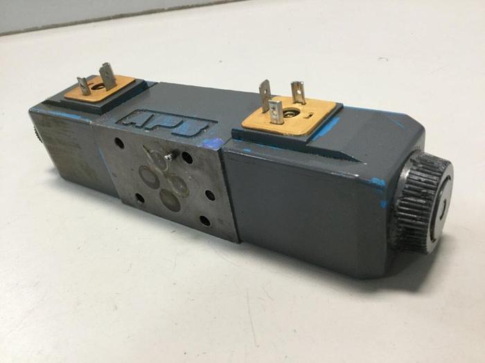 Used VICKERS Directional Valve DG4V-3-6C-M-U-HL7-60 Used