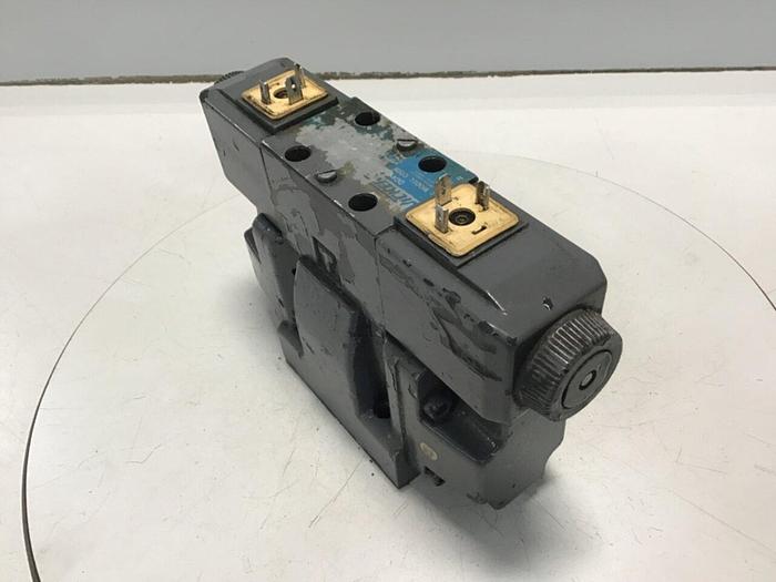 Used VICKERS Directional Valve DG4V-3-6C-M-U-H7-60 #142951
