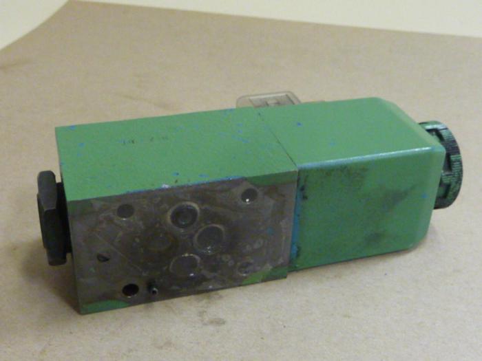 Used VICKERS Solenoid Valve DG4V32AMUHL760 Used