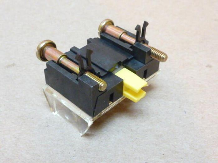 ALLEN BRADLEY Contact Block 800T-XD2 SER D #38920 DNL SCRAPPED NP