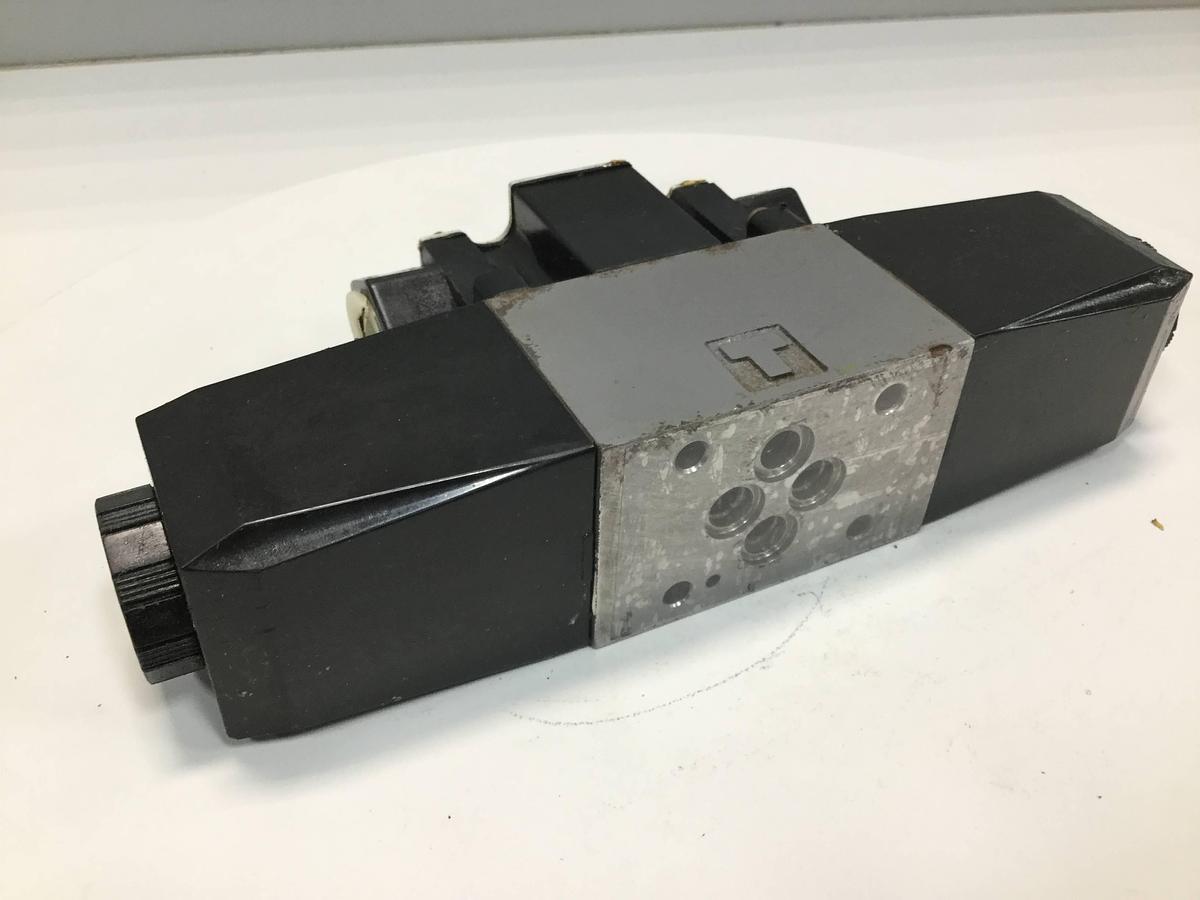 Used VICKERS Directional Control Valve DG4VC36CMPS2H750JA100 USED