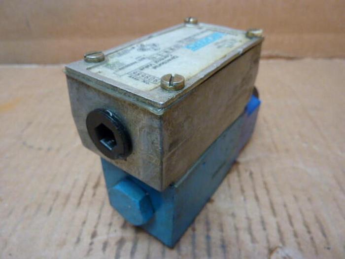 Used VICKERS Directional Valve DG4V-3-0B-M-W-B-40 #30330