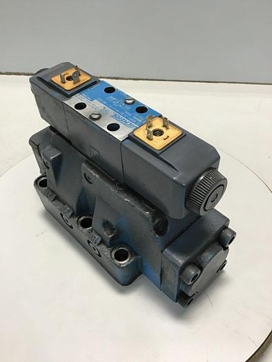 Used VICKERS Solenoid Directional Valve DG4V-3-6C-M-U-HL7-60-B13 USED