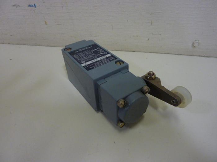 Used ALLEN BRADLEY Oiltight Limit Switch 802T-APV SER F USED #59630