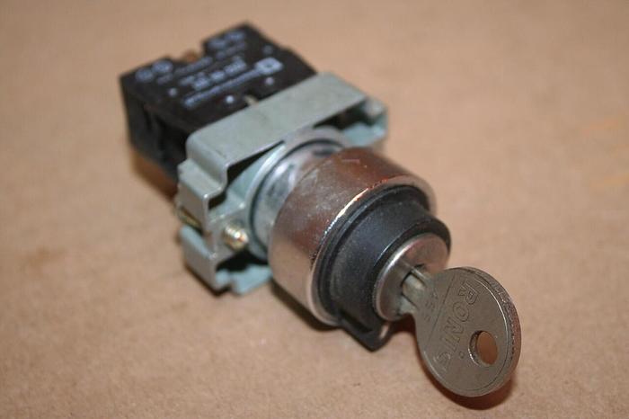 Used TELEMECANIQUE Selector Switch LOCK KEY / AB2-BE101 #20030
