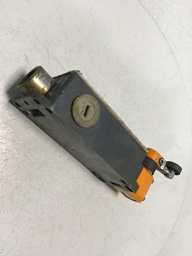 Used SIEMENS Limit Switch 3SE3 404-1G #121619