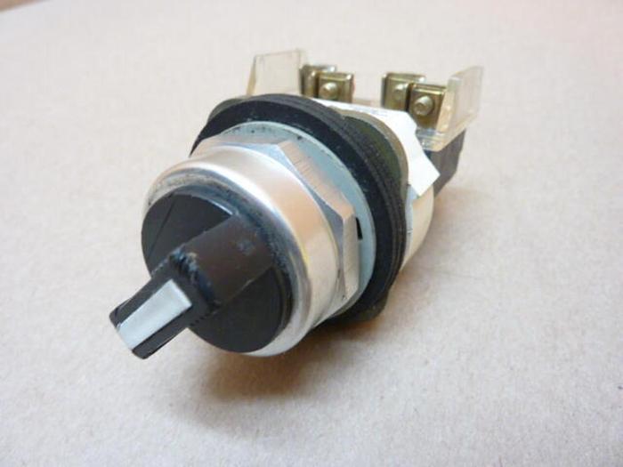 Used ALLEN BRADLEY Selector Switch 800T-H2 SER T #38121