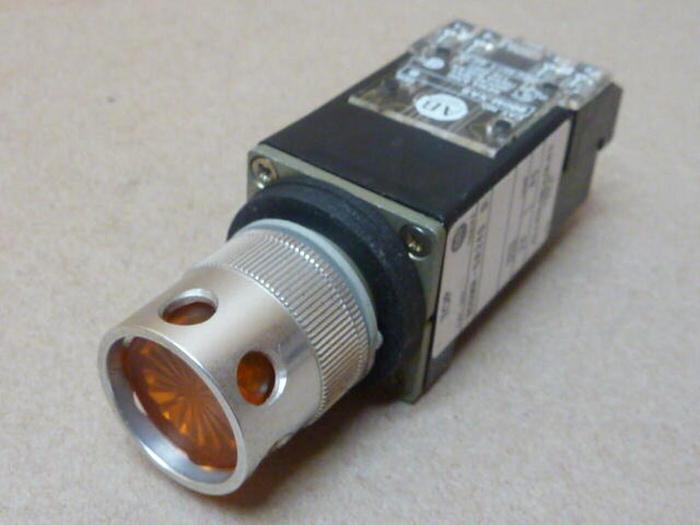 Used ALLEN BRADLEY Push Button 800MR-QA24S AMBER #30417