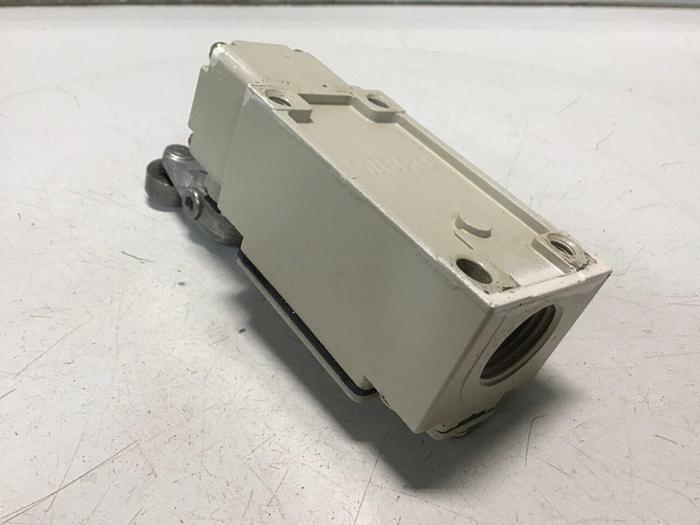 Used YAMATAKE Limit Switch LJA10-11A21N-003 #121494