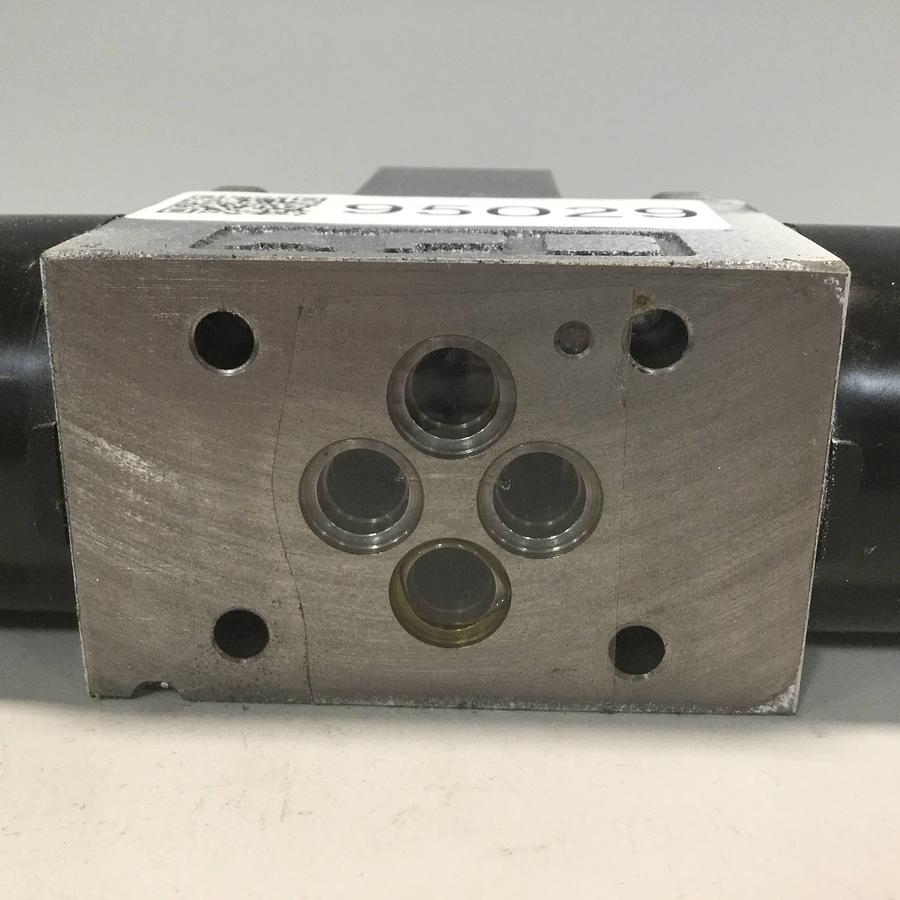 Used TOKIMEC Directional Control Valve DG4V-3-6C-M-P7-H-7-52 USED