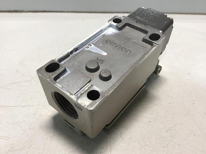 Used OMRON Limit Switch D4B-2115N-R #121533