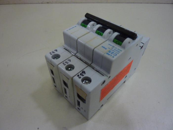 Used GENERAL ELECTRIC / GE V-Line 25 Amp Breaker V07325 #64165