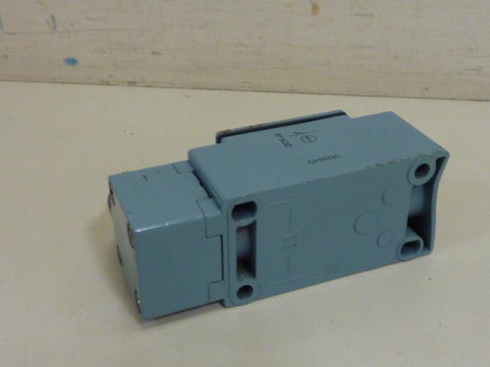 Used TELEMECANIQUE Limit Switch XCK-J #59620