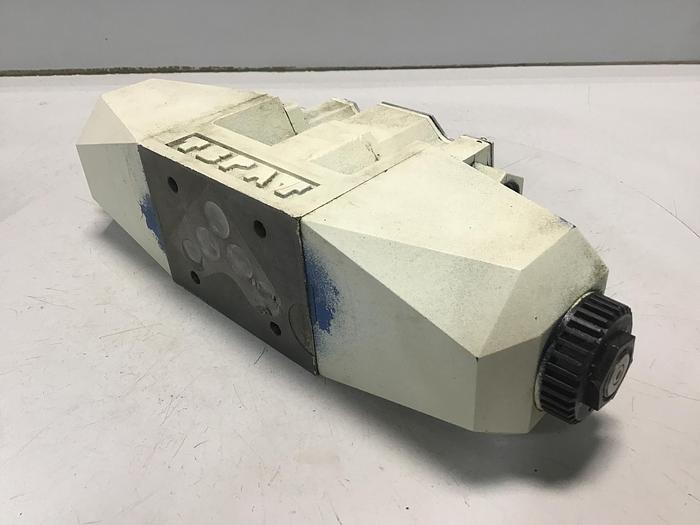 Used VICKERS DG4V-5-33C-M-P7L-H-6-30 Valve Used #142076