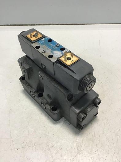 Used VICKERS Solenoid Directional Valve DG4V-3-6C-M-U-HL7-60-B13 Used