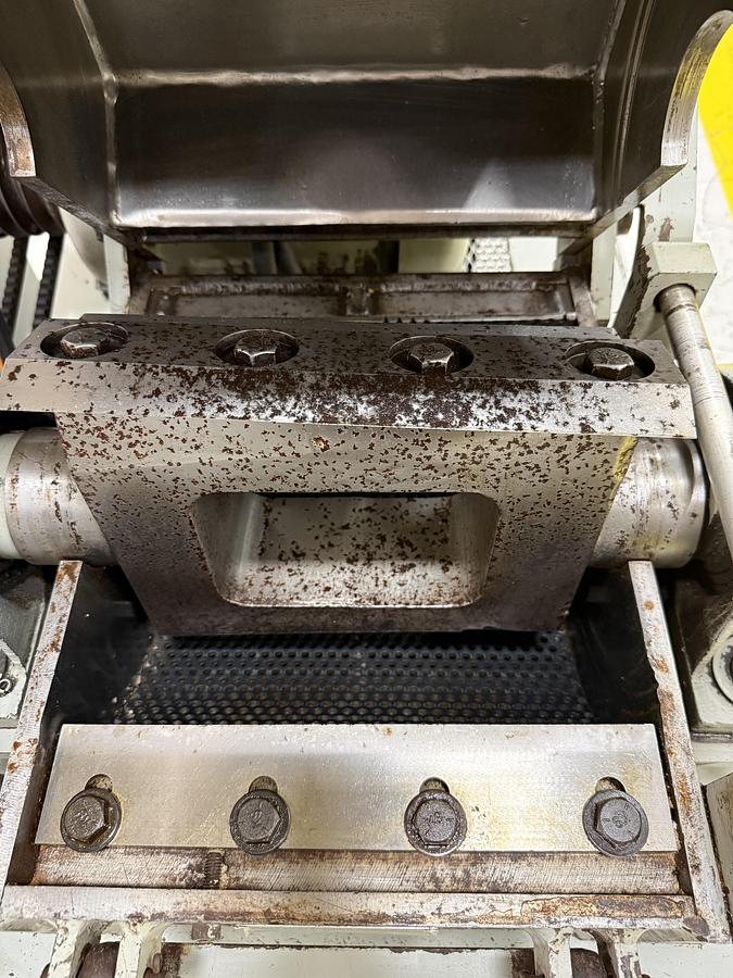 Used DNL / NOT CLEANED CINCINNATI MILACRON GRINDER CMS 912