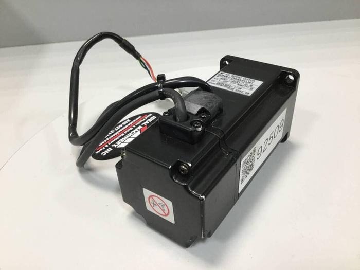 Used YASKAWA ELECTRIC Servo Motor SGMAA-04AAAYU41 #92509