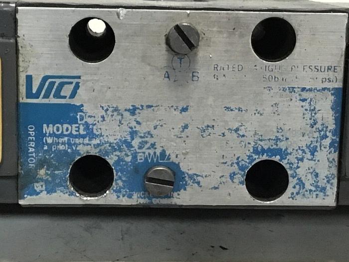 Used VICKERS Directional Valve DG4V-3-6C-M-U-HL7-60 Used