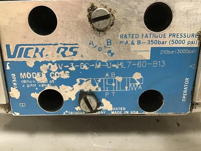 Used VICKERS Solenoid Directional Valve DG4V-3-6C-M-U-HL7-60-B13 Used