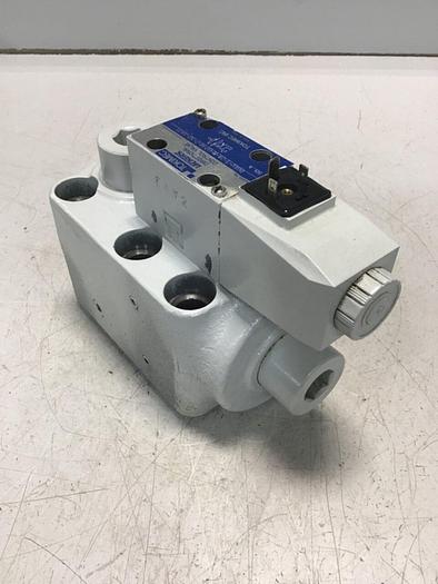 Used VICKERS Valve DG4V-3-2A-M-U7-H-7-50-JA70 #143726