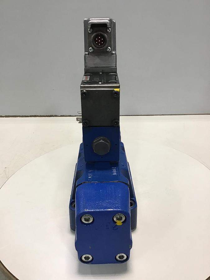 Used BOSCH 4-Way Solenoid Directional Servo Valve 0 811 404 601 USED