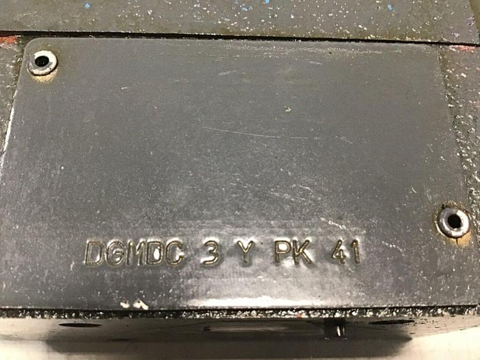 Used VICKERS Directional Valve DG4V-3-6C-M-U-HL7-60 Used
