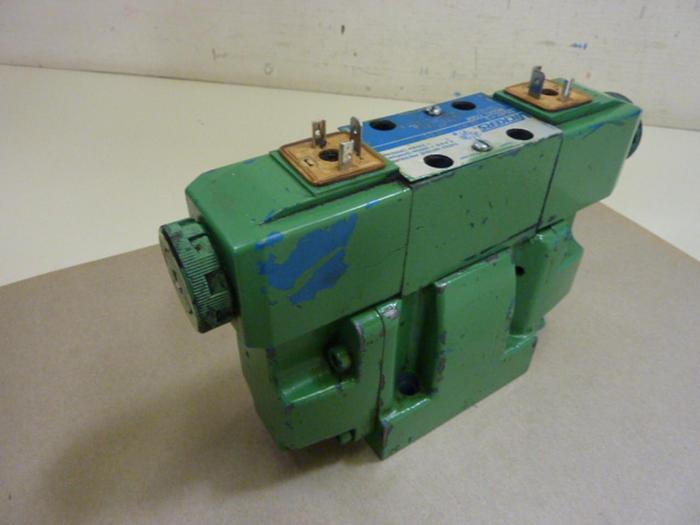 Used VICKERS Directional Valve DG4V-3-6C-M-U-H7-60 Used