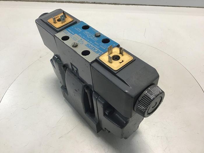 Used VICKERS Directional Valve DG4V-3-6C-M-U-HL7-60 Used