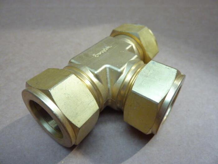 SWAGELOK Brass Union Tee B-1610-3 #39396