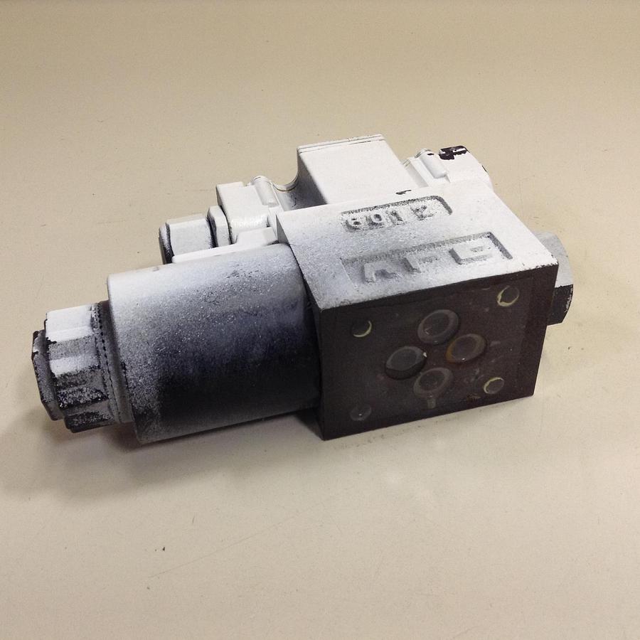 Used YUKEN Directional Valve DSG-01-2B2-D24-60 USED