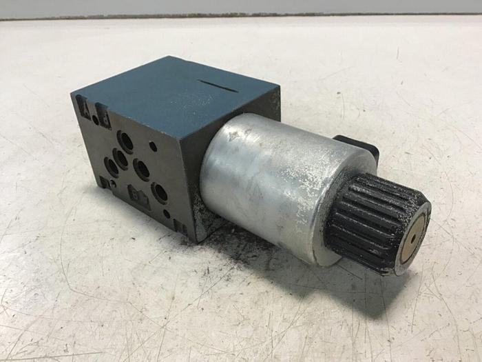 Used BOSCH Hydraulic Valve 0 810 001 830 Used #143933