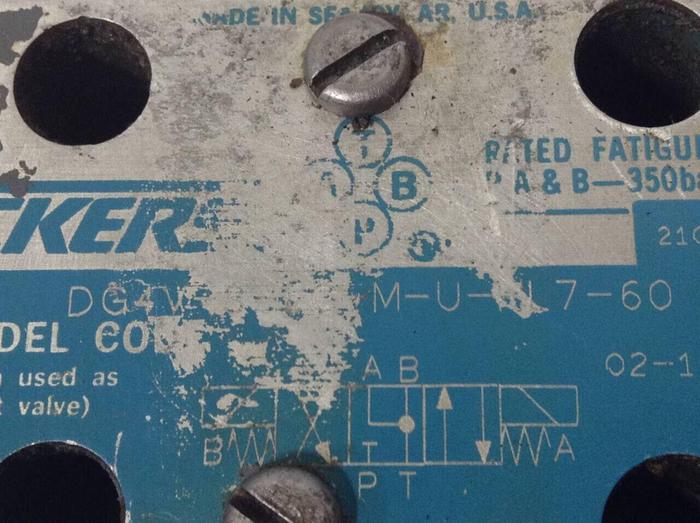 Used VICKERS Directional Valve DG4V-3-6C-M-U-HL7-60 Used