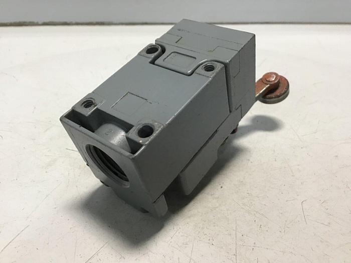 Used SQUARE D Limit Switch 9007-C52B2 #121711
